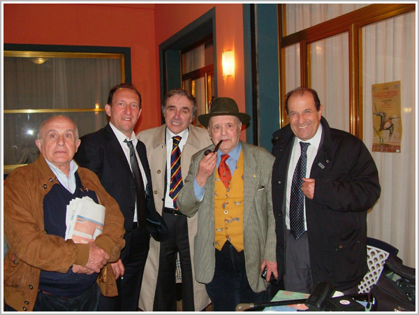 Adelio Ponce De Leon, con la pipa, fotografato in occasione del Premio Iesolo, insieme a Rodolfo Grassi, Bruno Modugno, Giacomo Cretti e Giorgio Bracciani